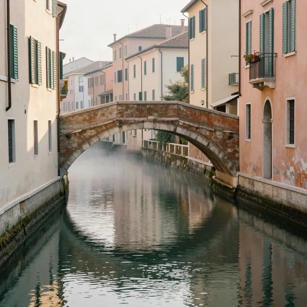 Navigli all’alba, canale quieto, facciate pastello e riflessi morbidi nella foschia.